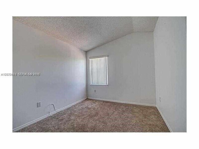 Photo - 960 Corkwood St