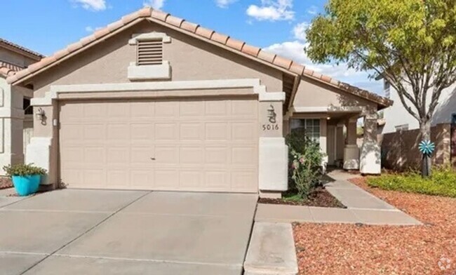 Building Photo - Spacious home in good neighborhood