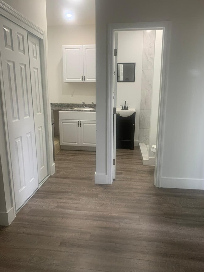 Building Photo - 232 W 43rd St Unit Studio