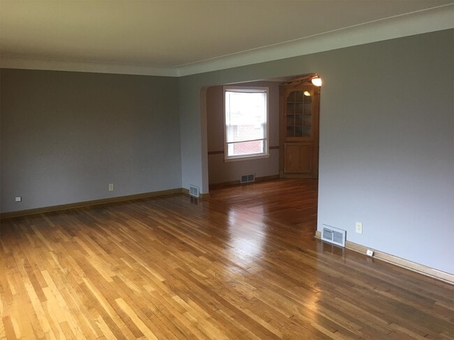 Photo - 2381 Warrensville Center Rd