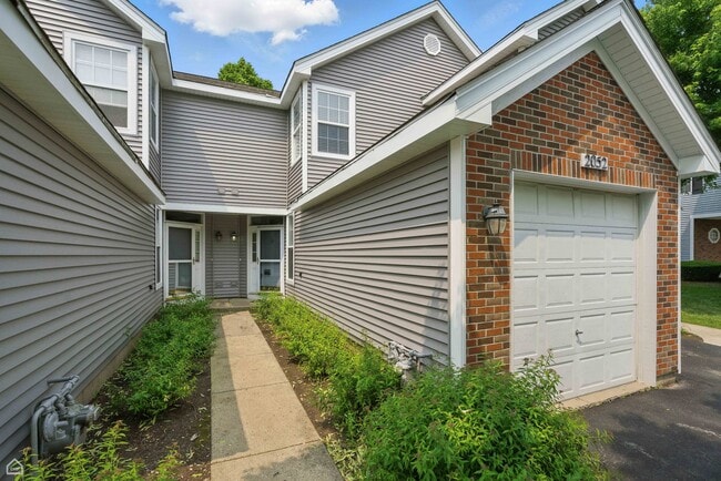 Building Photo - 2052 Waverly Ln