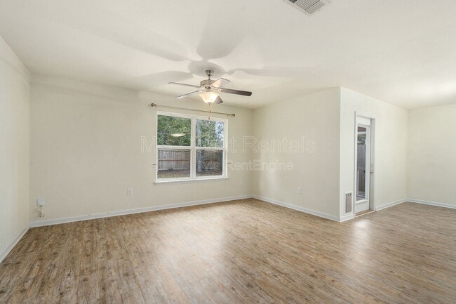 Photo - 515 E Marigold Dr