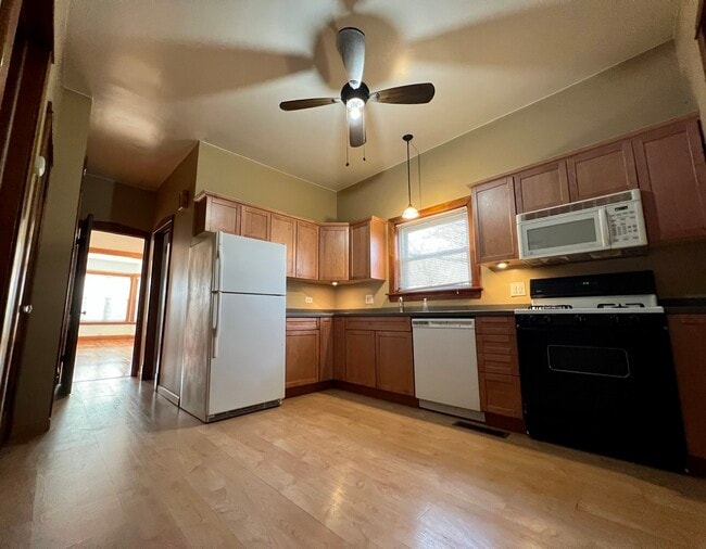 Photo - 2155 N Kilbourn Ave