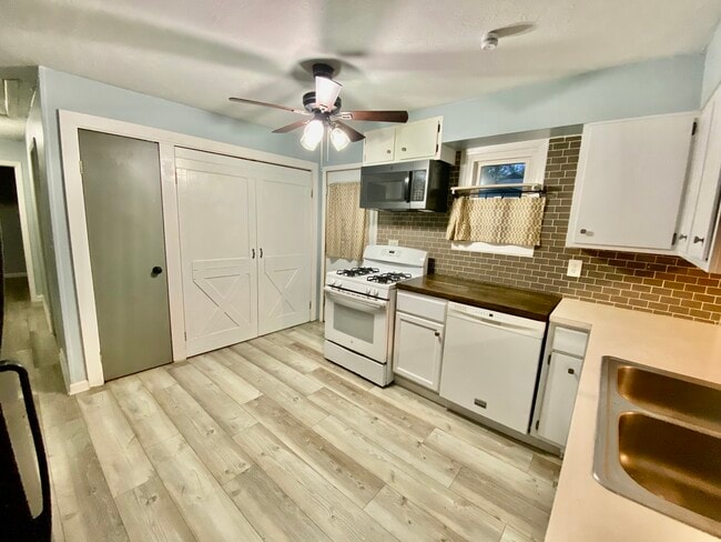 Photo - 5696 Pleasant St