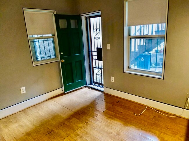 Living room and door to garden - 520 St Paul St Apartamentos