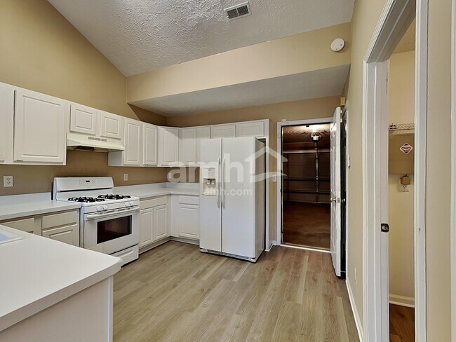 Photo - 725 Windsor Brook Ln