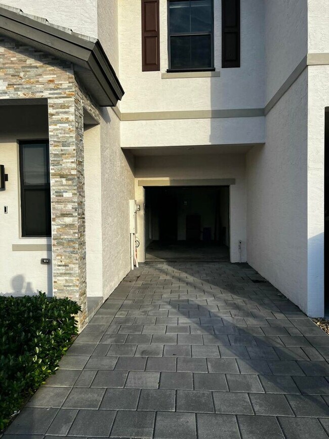 542 SW 19th Ter