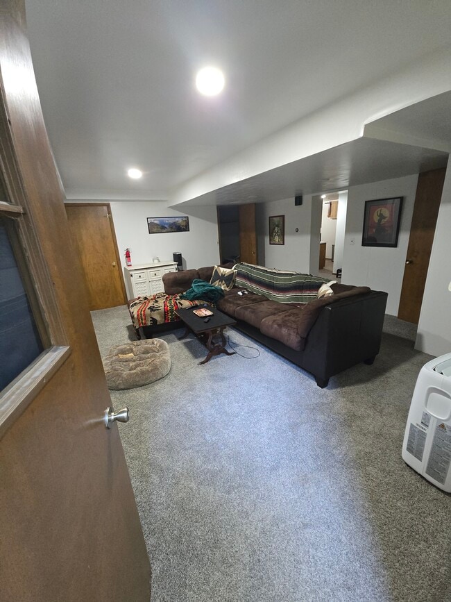 Building Photo - 207 W Holly St Unit Apt B Downstairs
