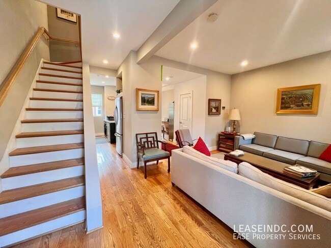 Photo - 624 Lamont St NW