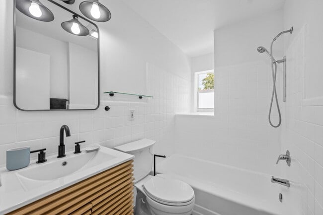 Photo - 2021 Plunkett St Unit 2015A