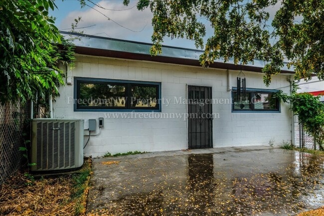 Photo - 105 W Walnut St