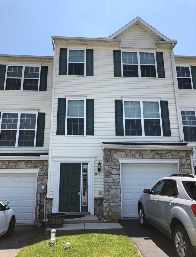 Move in Ready Jackson Hts Townhome!! - Move in Ready Jackson Hts Townhome!!