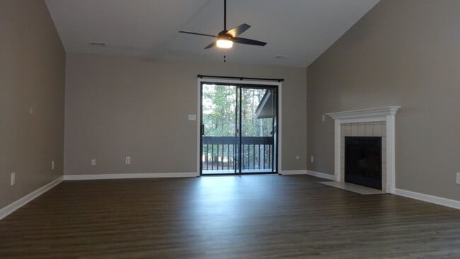 Photo - Beautiful 2 Bed/2 Bath Condo - Hardwood Floors - Granite Counters - Gas Fireplace - Community Pool