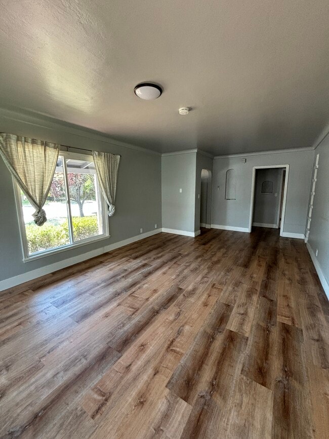 Photo - 564 E 5th Ave