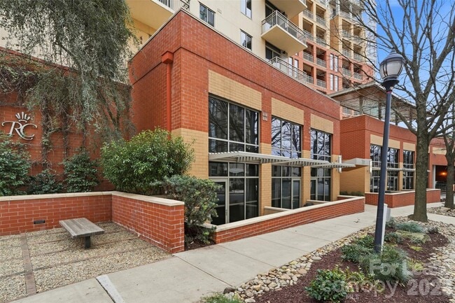 Building Photo - 701 Royal Ct Unit 106