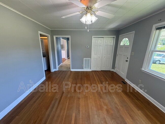 Photo - 2239 Buckingham Rd