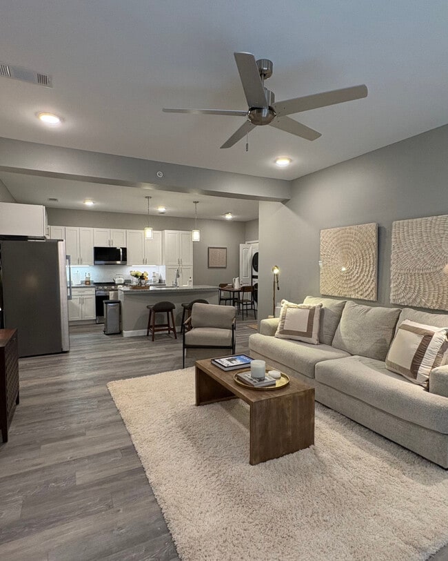 Building Photo - Fountaine Bleau Central Landing