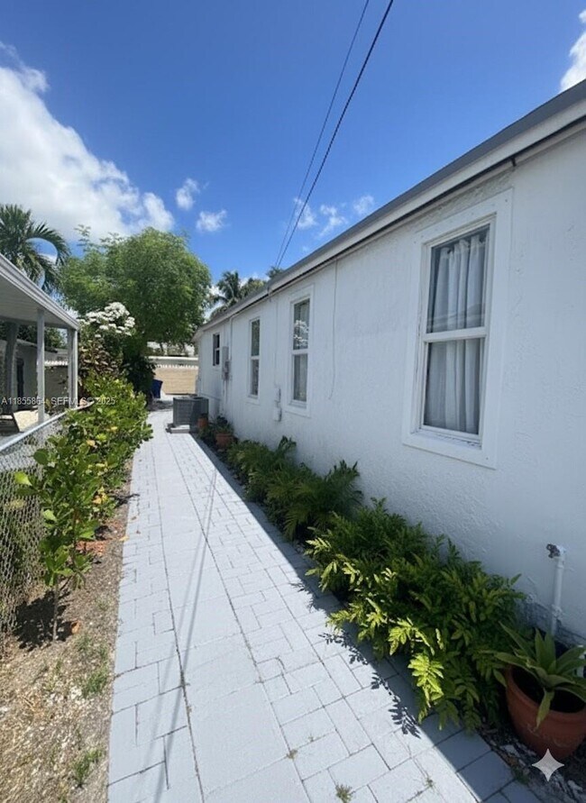 Photo - 81 NW 44th St Unidad 2