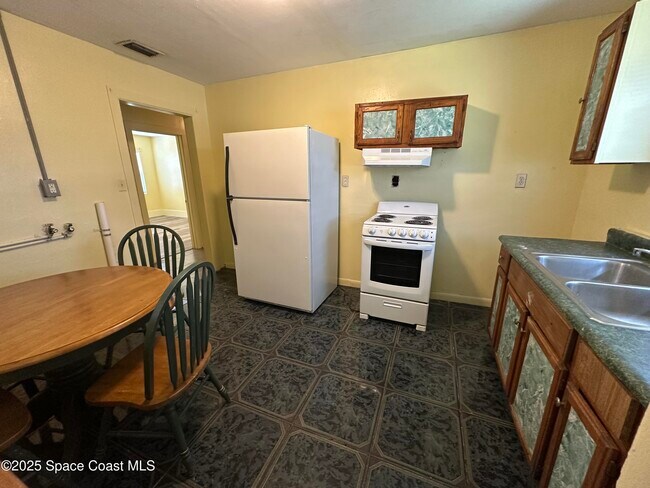 Photo - 1057 S Deleon Ave Unidad B