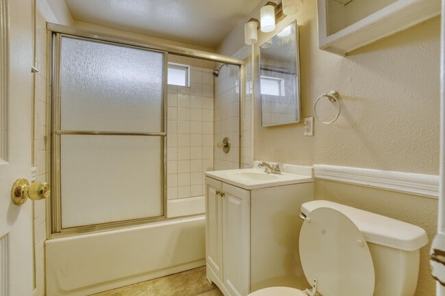 Photo - 2047 W Lingard St