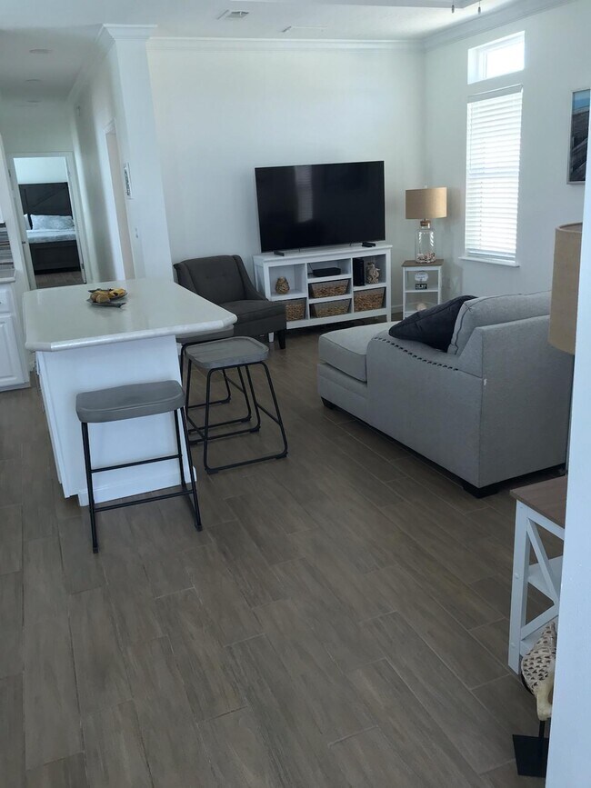 Photo - 378 NE Wharf Way