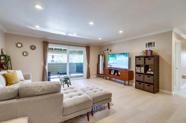 Manténgase entretenido con una variedad de canales y servicios de transmisión en el Smart TV - 524 Telegraph Canyon Rd Unidad G