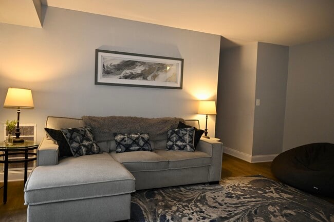 Building Photo - 1531 Colonial Dr Unit 201