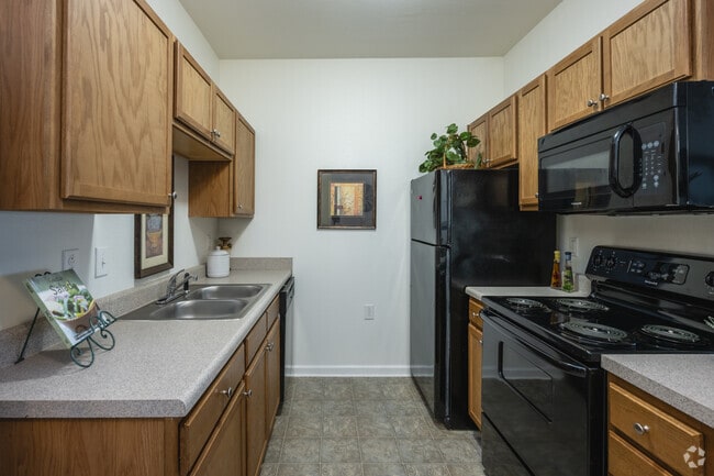 2BR, 1BA - 1029SF - Kitchen - Stonecrest Apartments