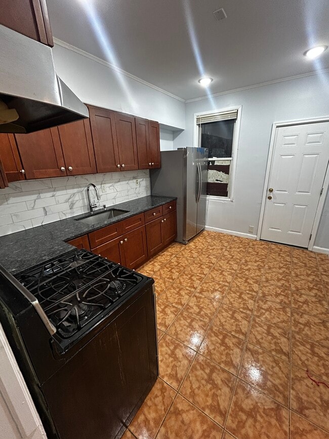 Kitchen - 100 Clarke Ave Unit 100