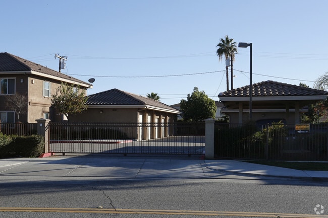 La entrada para auto/edificio - Baywood Villas Apartments