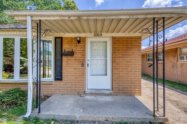 Photo - 3205 Menominee Ave