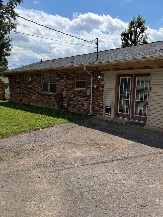 Photo - Charming 3-bedroom,1-bath home w/Detached garage for rent in Springfield, Tennessee.