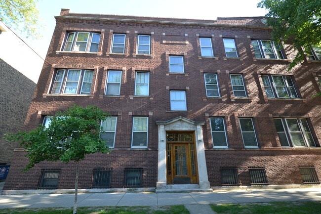 Building Photo - Stunning updated Wrigleyville 4-bed, 3-bath duplex featuring a modern kitchen, renovated baths & ... Unit 1251-1