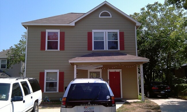 Building Photo - Nice 4 bedroom house close to down town!
