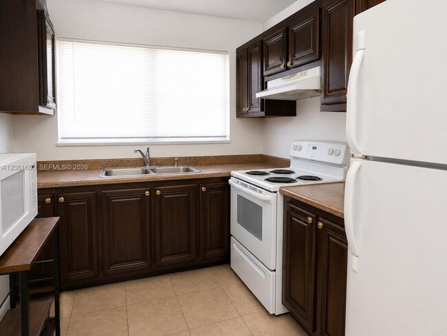 Building Photo - 4044 NW 19th St Unit 401