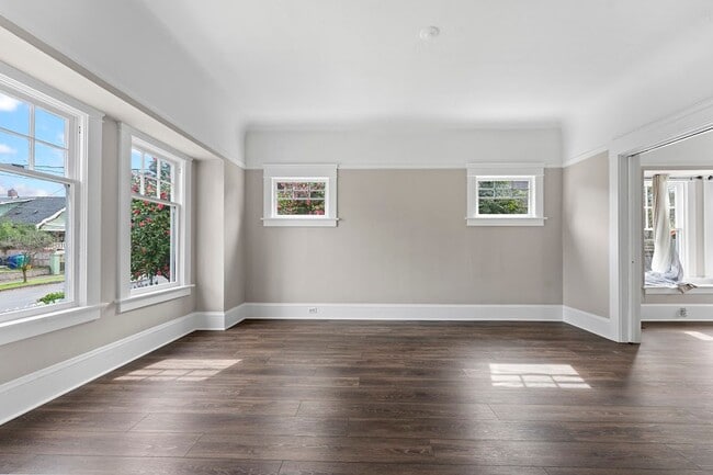 Photo - Stunning Craftsmen Beauty 3/1.5  bath 2000 sf! -ALBERTA/CONCORDIA