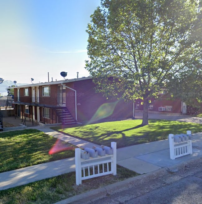 Building Photo - Roy 4-plex 1958 Unit 4