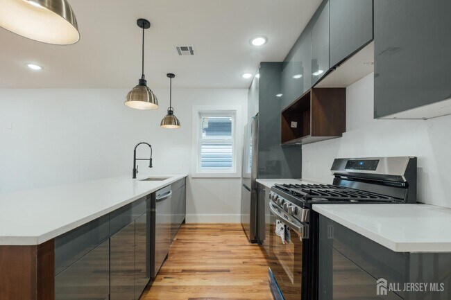 88 Hollywood Ave Unit 2