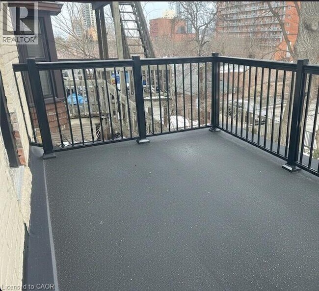 Photo - 259 John St S