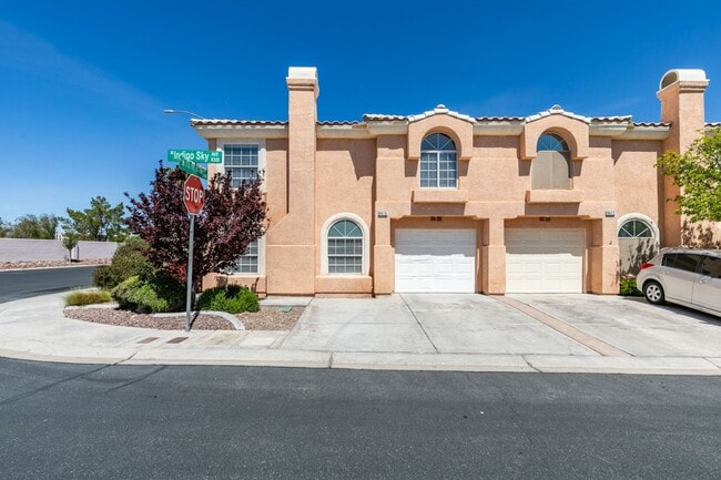 3 Bedroom Townhouse with attached garage i... - 3 Bedroom Townhouse with attached garage i...