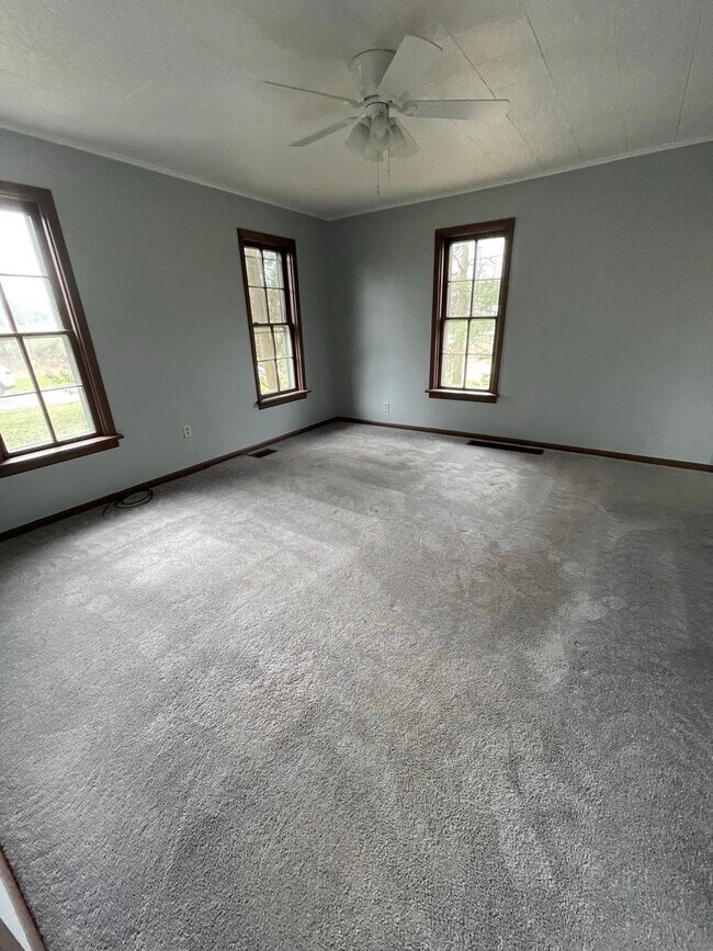 4 br, 2 bath House - 700 Townhall Rd W - 4 br, 2 bath House - 700 Townhall Rd W