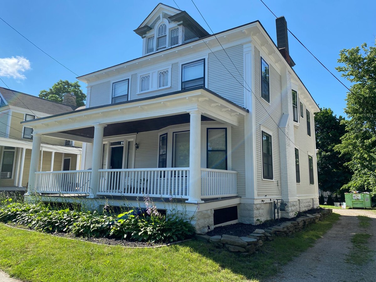 Photo - 826 Wealthy St SE