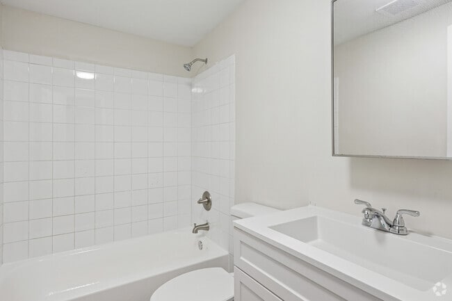 2BR, 1BA - 846SF - Bathroom - EP on Lower Wetumpka