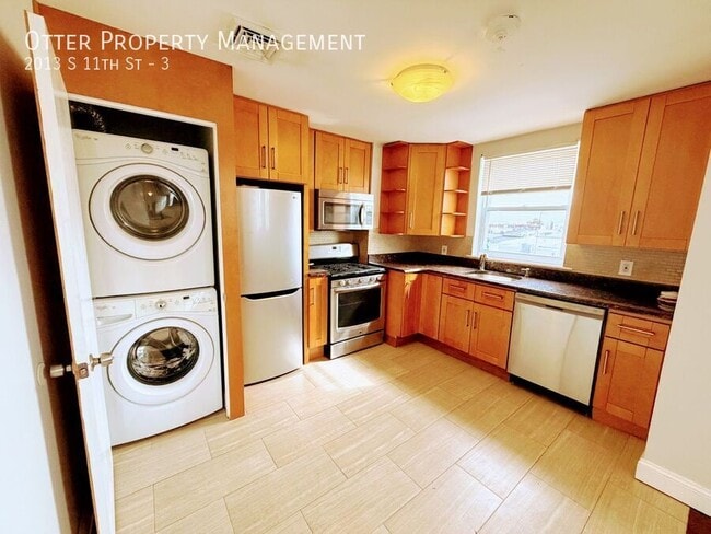 Building Photo - 2013 S 11th St Unit 3