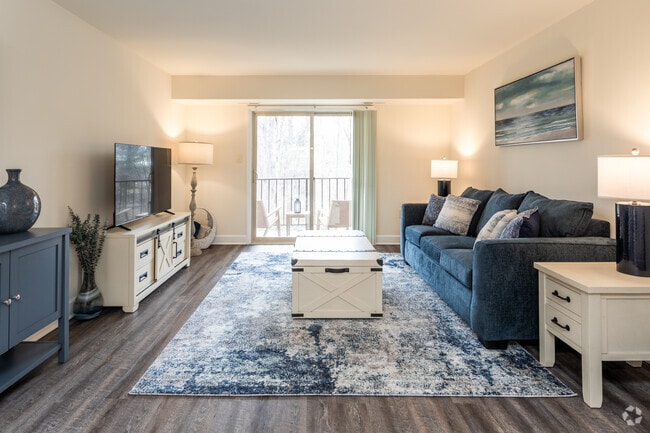 2BR, 1.5BA - 806SF - Livingroom
