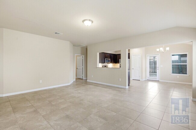Photo - 821 Schefer St