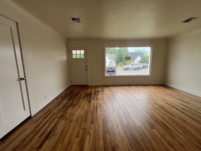 Photo - 540 Tangent St