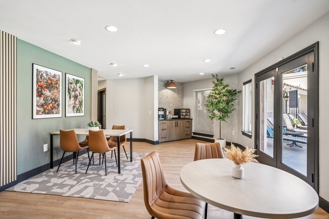 La Valencia Apartment Homes