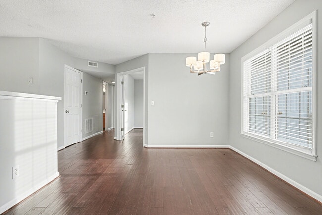 Photo - 421 Rivertree Ln