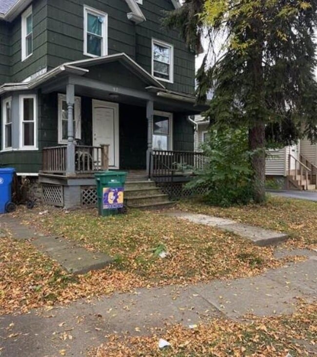 Building Photo - 37 Ferndale Crescent